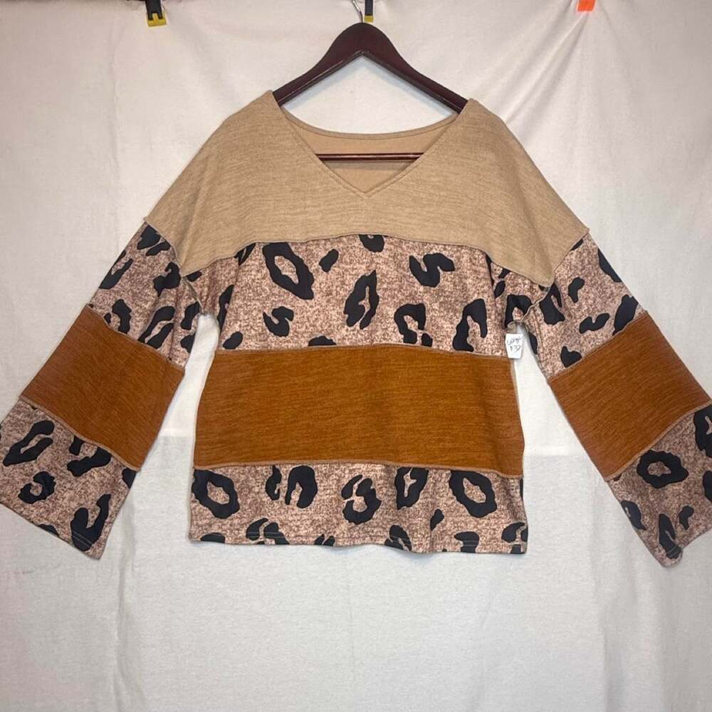 Leopard print sweater with brown